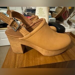 Clogs universal threads size 8 brand new